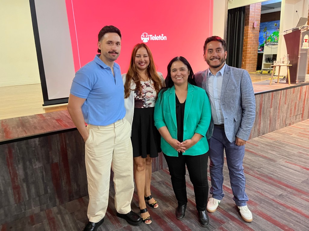 ANA HENRIQUEZ ORREGO en seminario en TELETÓN. IA en docencia. 