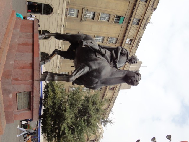 Monumento Pedro de Valdivia en Plaza de Armas de Santiago de Chile