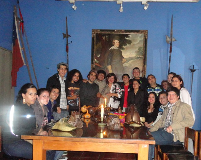 Estudiantes de Pedagogía en Historia, Geografía y Ed. Cívica, UDLA, Santiago Centro en Museo Histórico Nacional de Chile, abril 2012