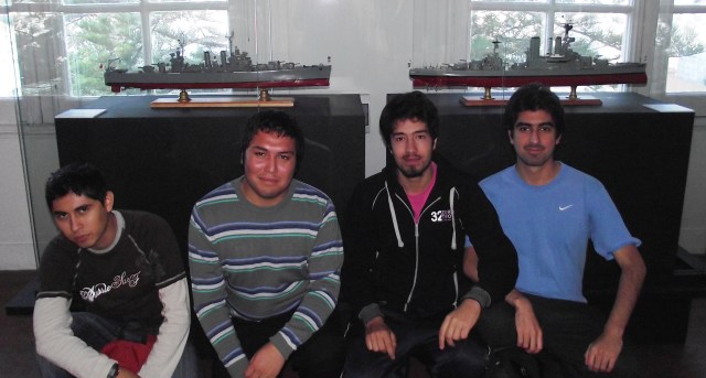 Estudiantes en el museo Naval