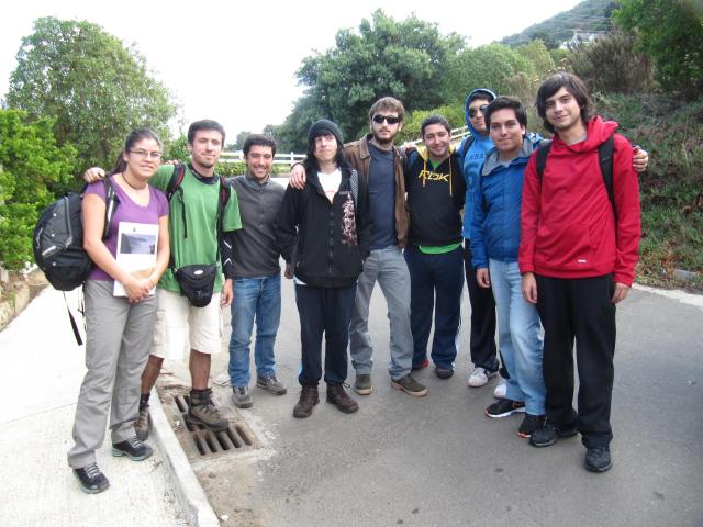 Alumnos y guías Corporación Bosque Zapallar al inicio del Sendero Parque El Boldo.