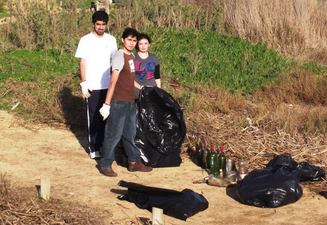 Estudiantes de Historia colaborando en limpieza del parque
