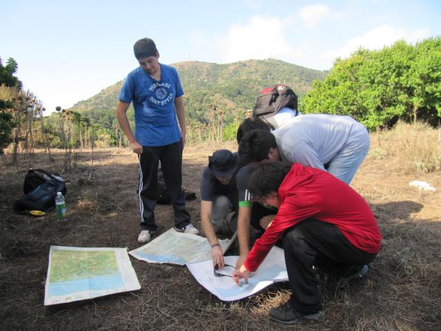 Estudiantes trabajando con Cartografía Regular IGM, Carta Quillota, escala 1:250.000, Carta Papudo, escala 1:50.000 y  Carta Papudo, escala 1:25.000