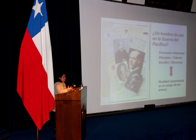Ana Henriquez Exponiendo en la Academia de Guerra