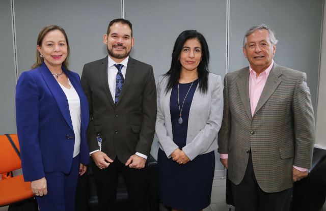 Rectora Costa Rica y expositor norteamericano