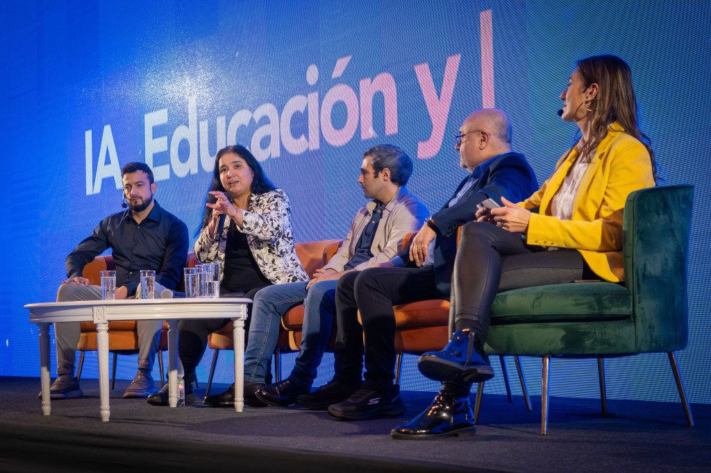 ANA HENRIQUEZ ORREGO EXPONE EN Seminario ÍA EDUCACIÓN Fundación Minera Escondida 2025 