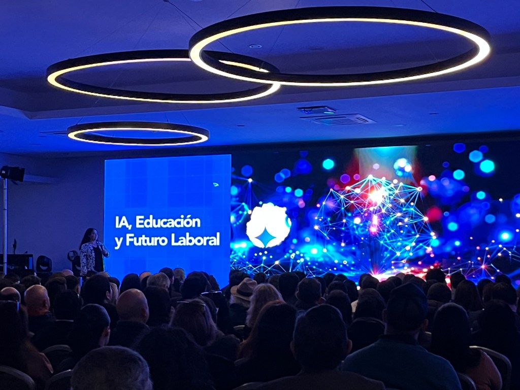 Ana Henriquez Orrego exponiendo en seminario IA en educación, Antofagasta 2025