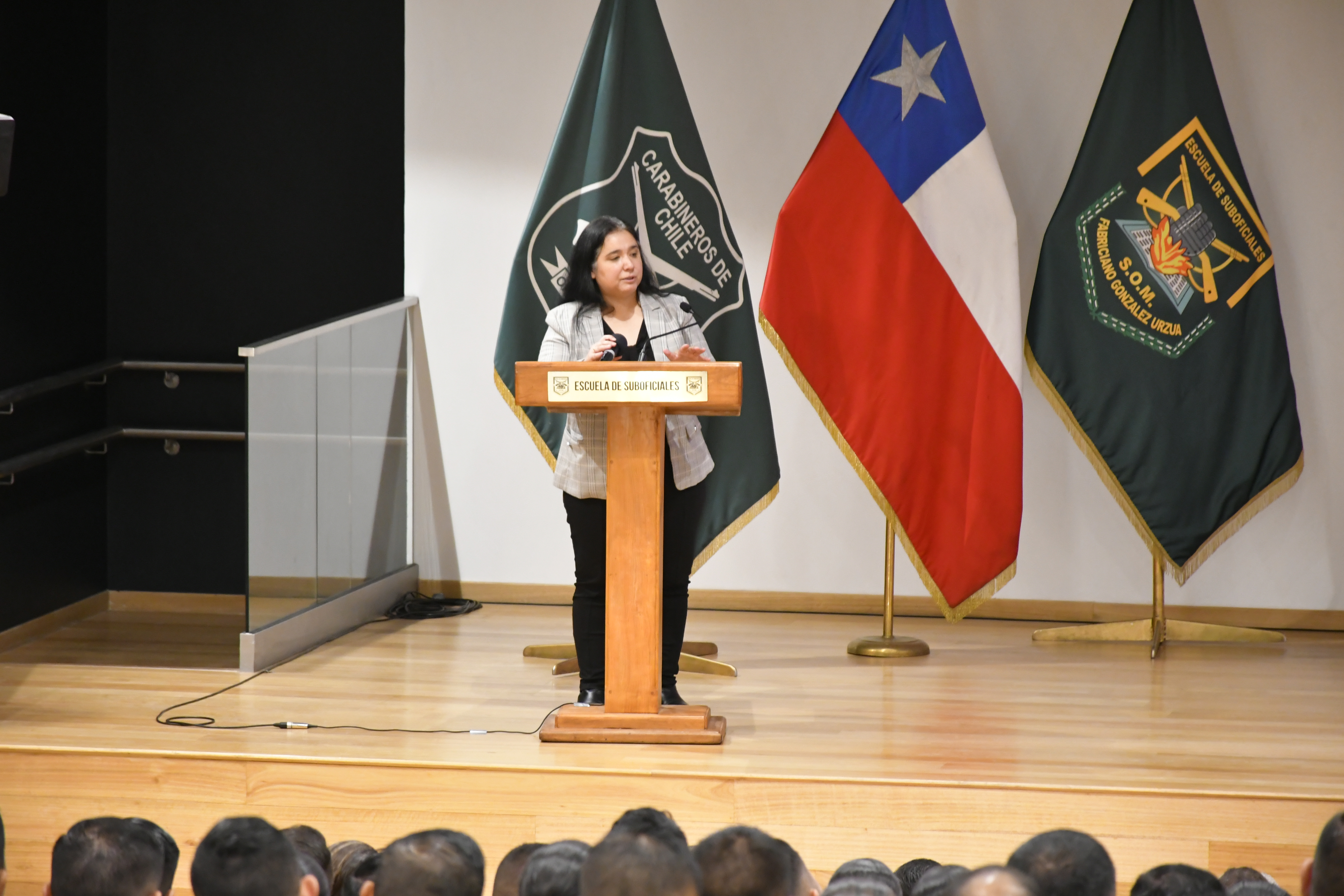 ANA HENRIQUEZ ORREGO PRESENTA EN ESCUELA DE SUBOFICIALES DE CARABINEROS